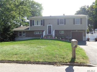 14 Franklin Ave, Selden, NY 11784