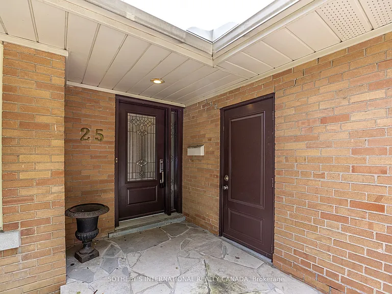 25 Abinger Cres — Photo 4