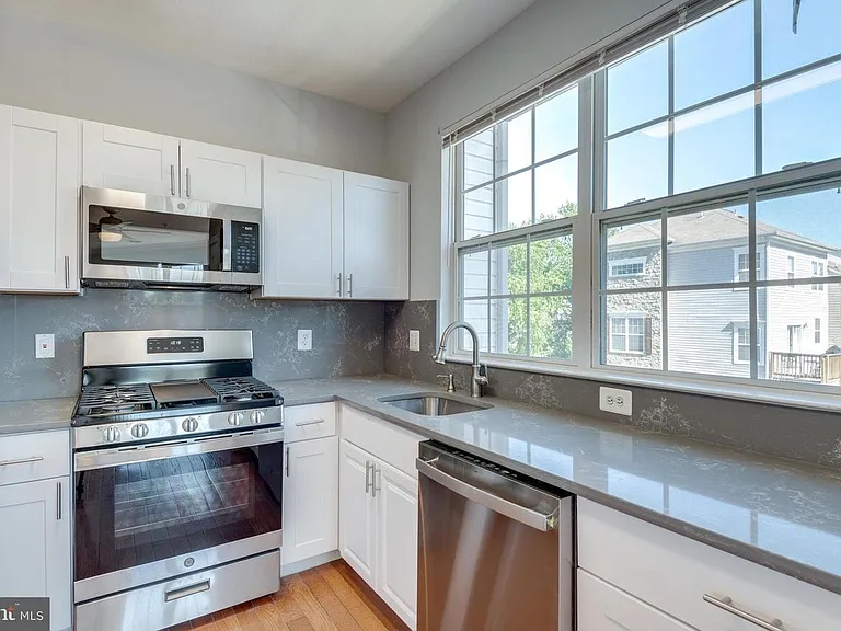 21800 Dragons Green Sq — Photo 10