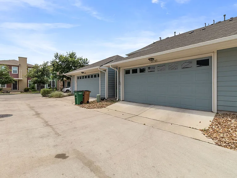 2703 Zach Scott St — Photo 20