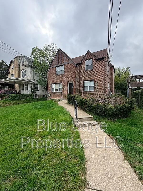 Building Photo - 56 W Albemarle Ave #D