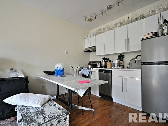4th image of 153 Essex St APT 4B