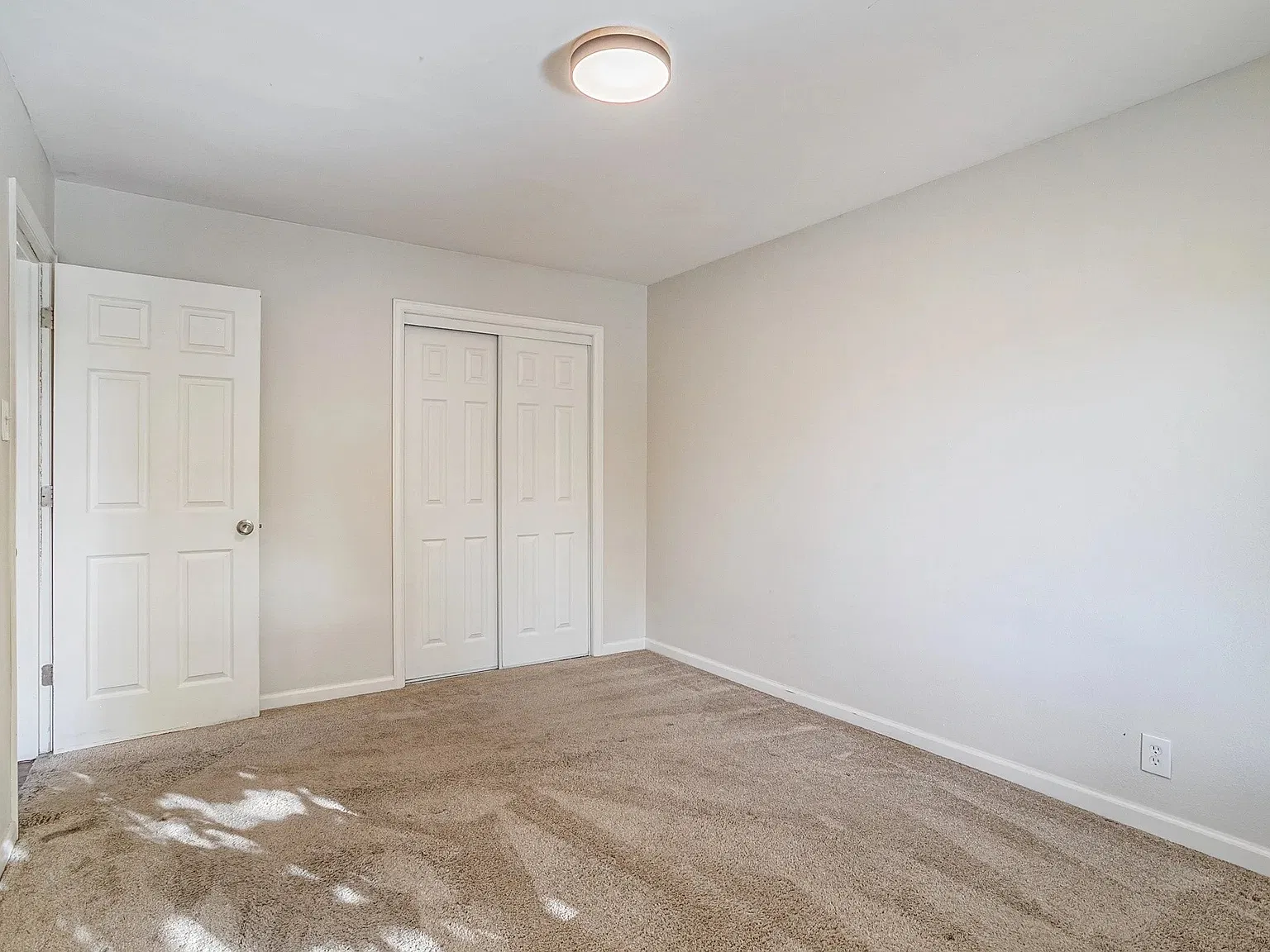 5 bed, 1.0 bath, 2400 sqft, $595 — Photo 3