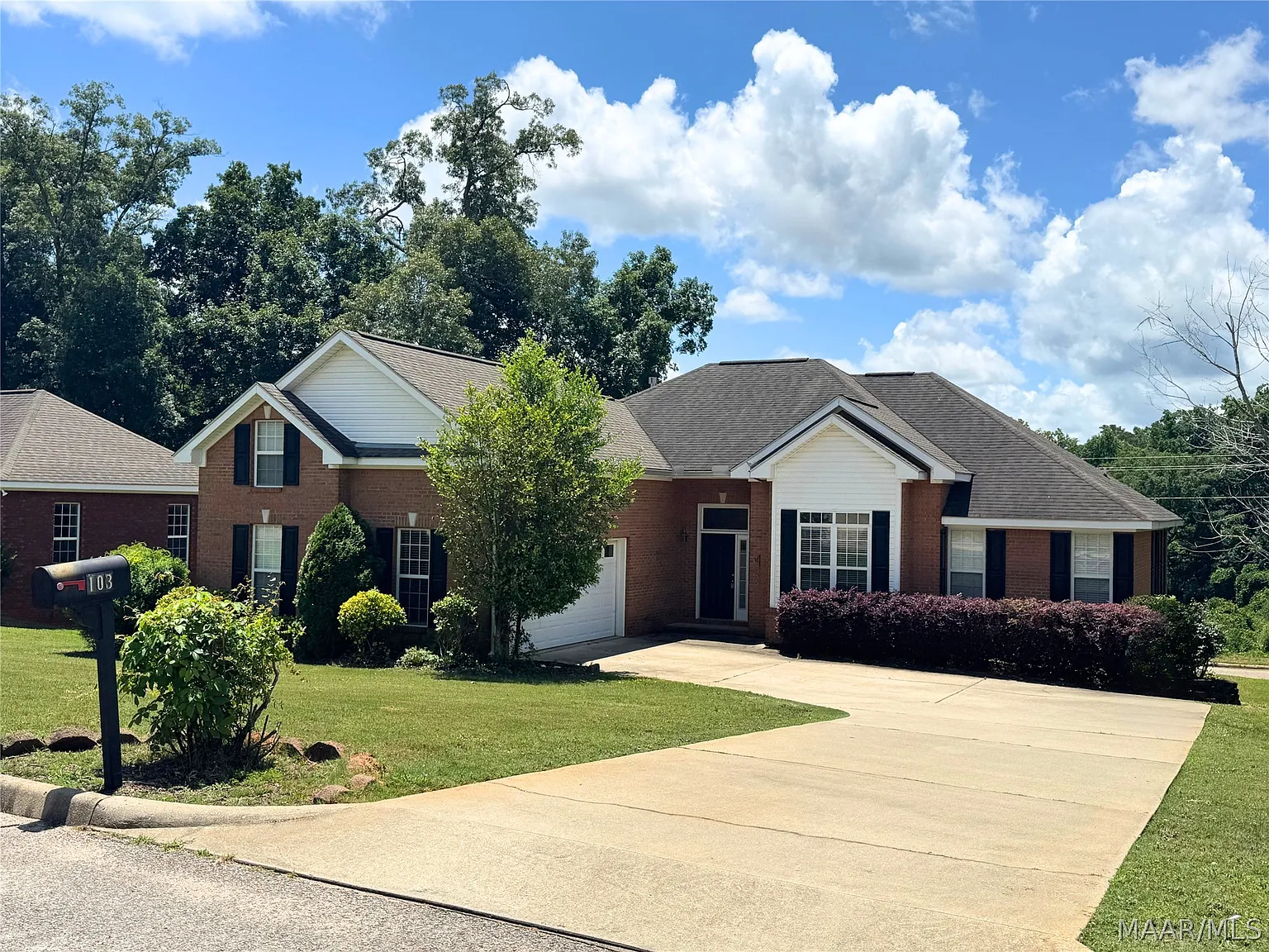 3 bed, 2.0 bath, 2292 sqft, $2,100 — Photo 2