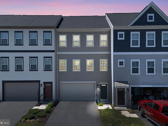 3rd image of 226 Parkland Dr