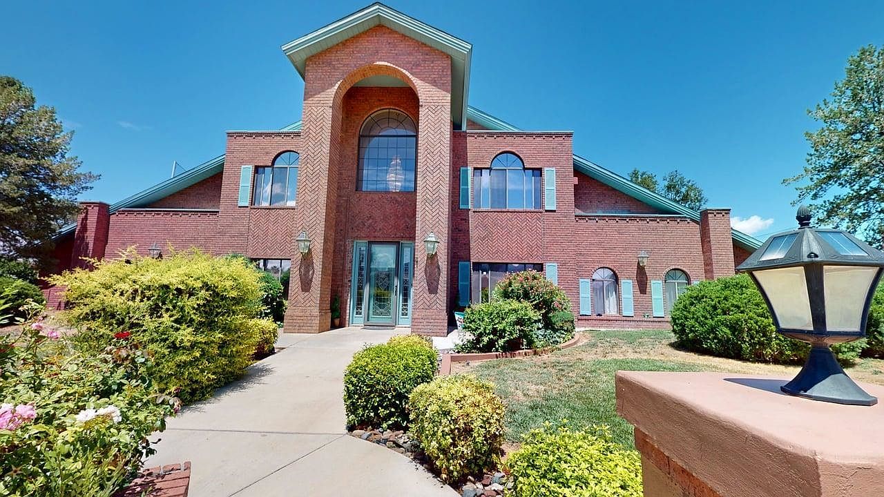 2443 Desert Hills Dr