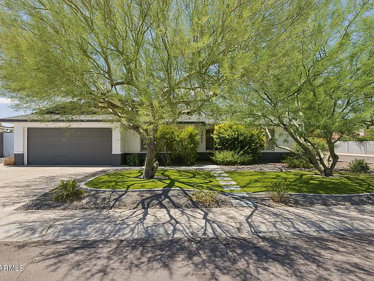 1971 E Del Rio Dr — Photo 2
