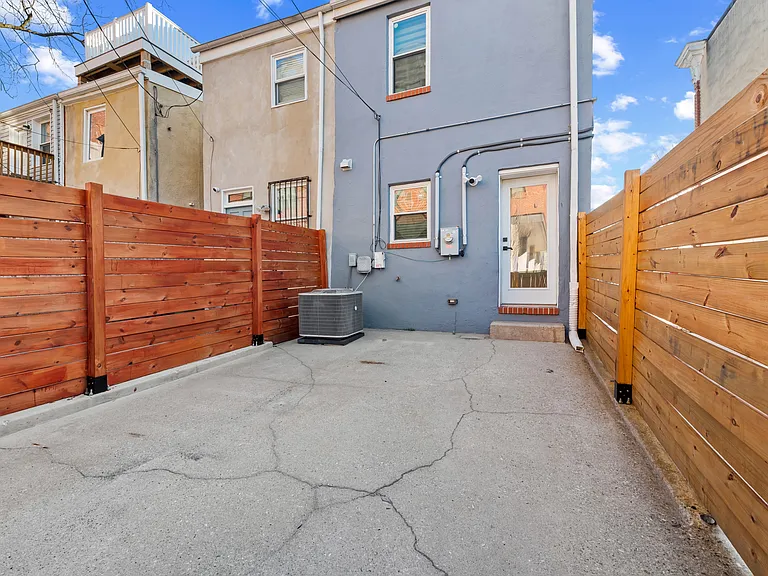 412 E Lanvale St — Photo 22