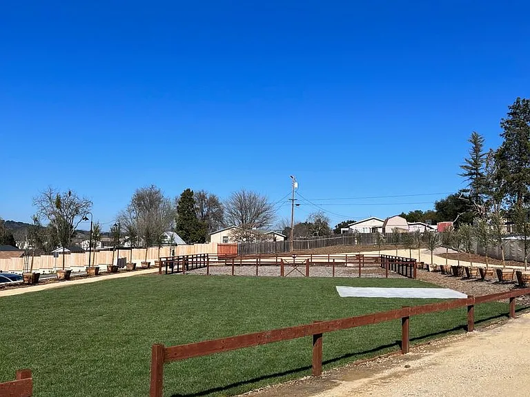 Emerald Ridge Apartments — Photo 37