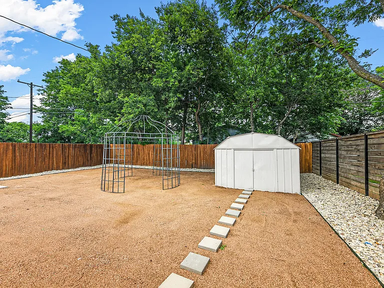 2717 Townsend Dr — Photo 37