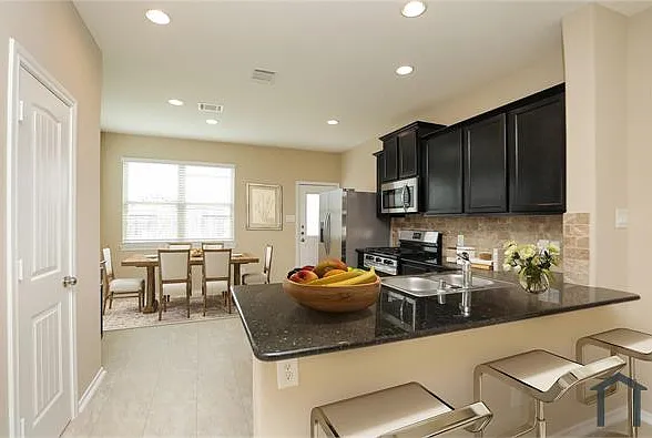 6 bed, 2780 sqft, $3,750 — Photo 4