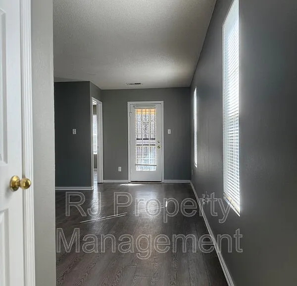 4817 Royal Run Dr — Photo 2