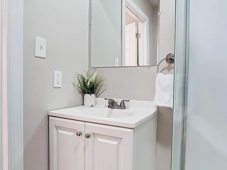 147 Whitethorne Ave — Photo 16