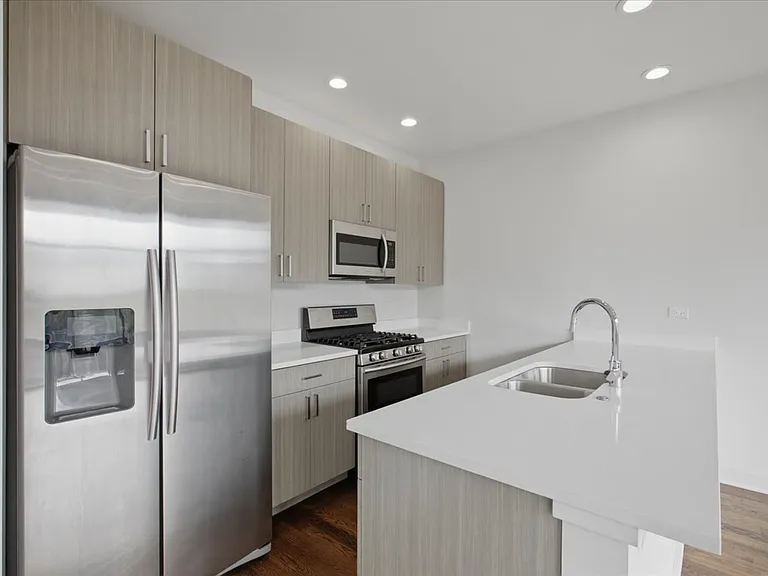 650 N Green St #4 — Photo 6