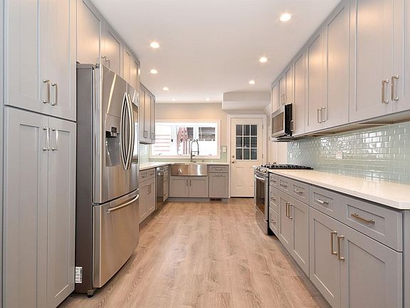 5th image of 22W280 Woodview Dr