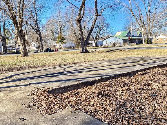 4th image of 320 W Maple St