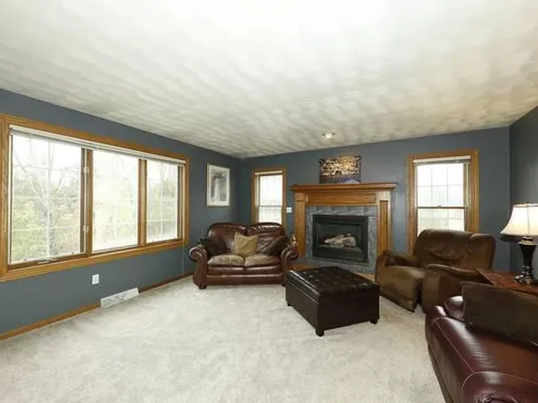 N48W16103 Lone Oak Ln, Menomonee Falls, WI 53051
