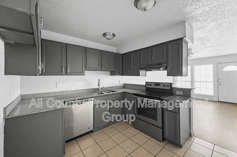 2 bed, 1.5 bath, 780 sqft, $1,120 — Photo 2