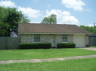 953 S Walker St, Angleton, TX 77515