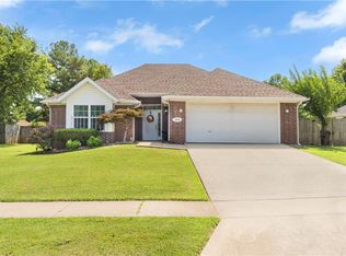 1586 N Shetland Dr, Fayetteville, AR 72704