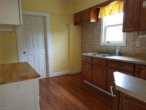 3rd image of 221 Stewart St