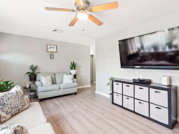5th image of 402 Chamberlain Street