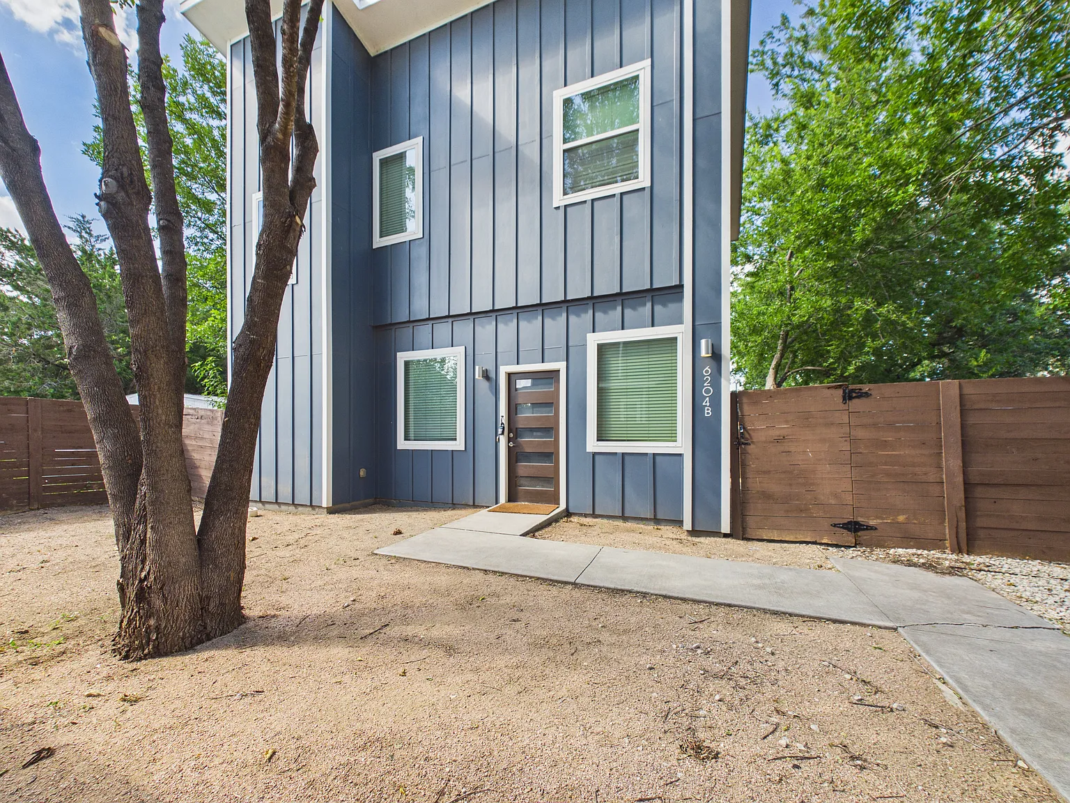 2 bed, 2.5 bath, 1073 sqft, $1,999 — Photo 2