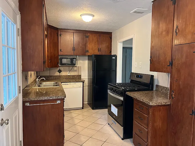 5017 Vicki St — Photo 4