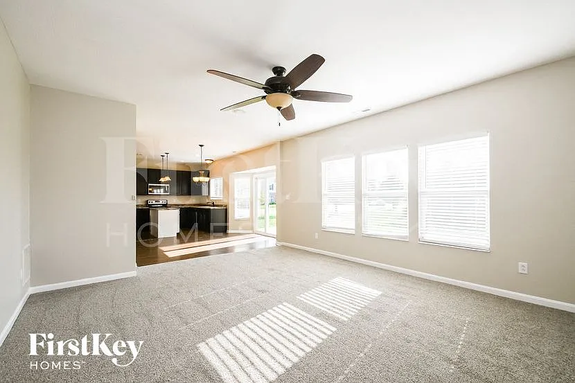 4 bed, 2.5 bath, 2452 sqft, $2,600 — Photo 3