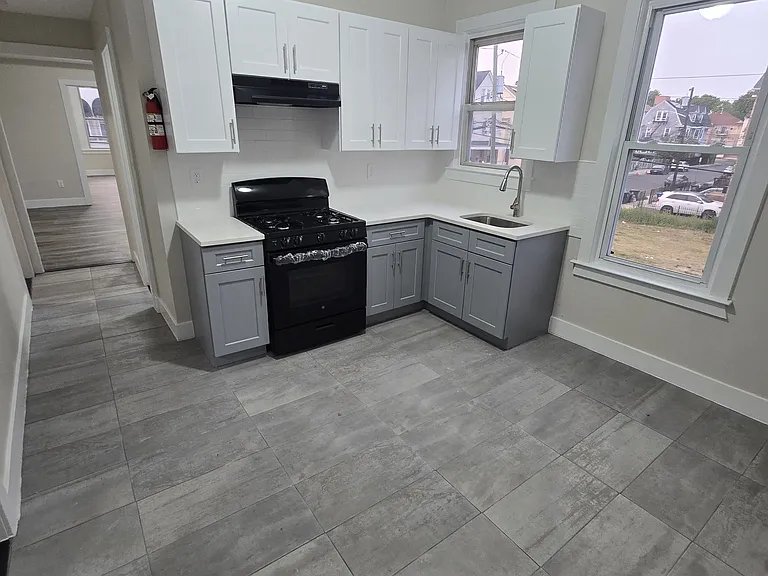 28 Wainwright St #2B — Photo 2