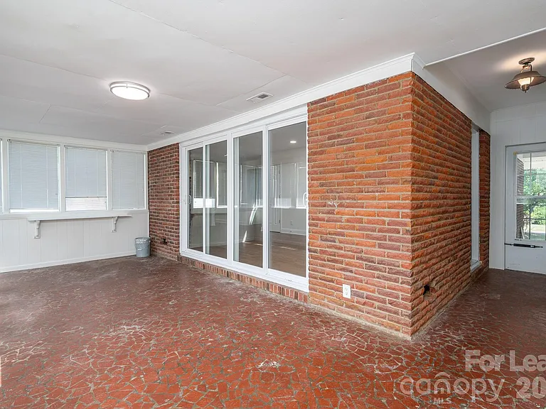 2020 Helen Dr — Photo 17
