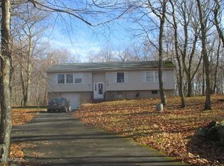 592 Woodcock Rd, Bushkill, PA 18324