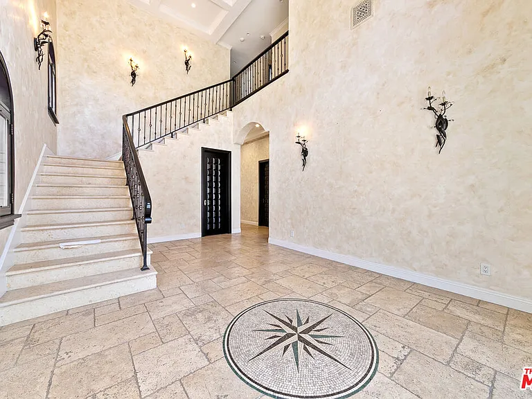 458 N Flores St — Photo 3