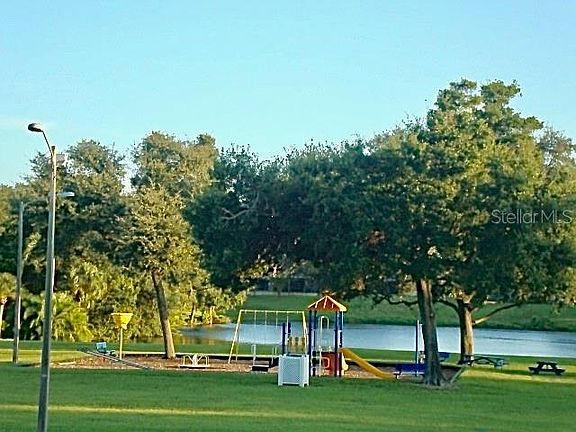 4th image of 2372 Hidden Lake Dr