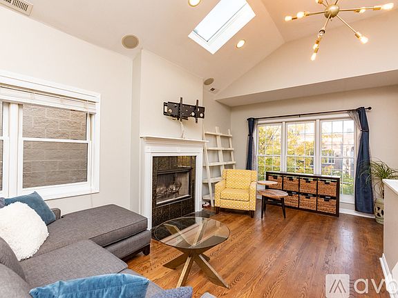 2nd image of 1449 W Walton St #3A