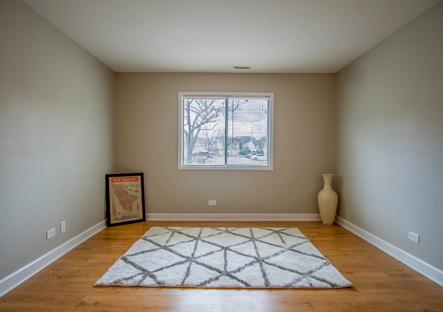 3 bed, 1.5 bath, 1270 sqft, $2,500 — Photo 4
