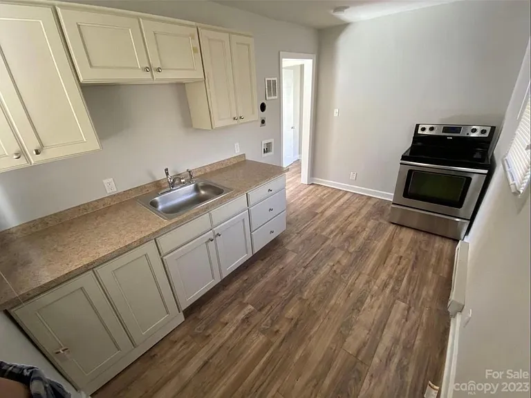 2300 Augusta St — Photo 4