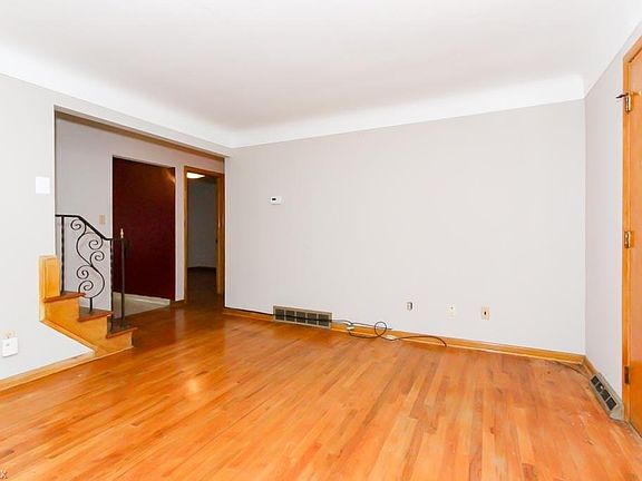 5th image of 680 E 193rd St