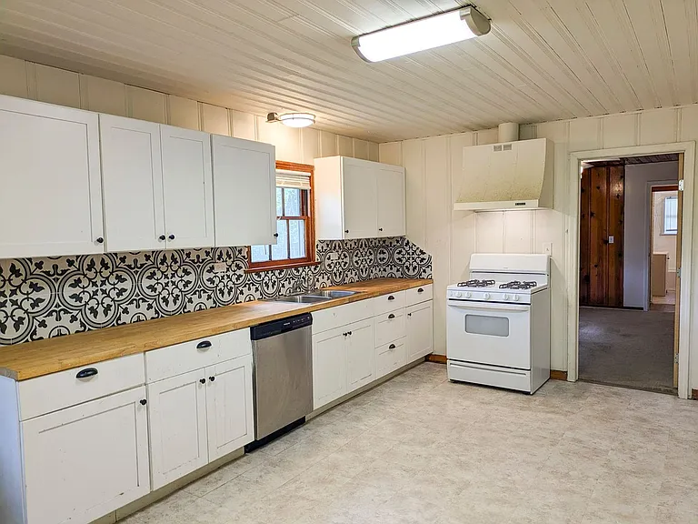270 N Ann St — Photo 3