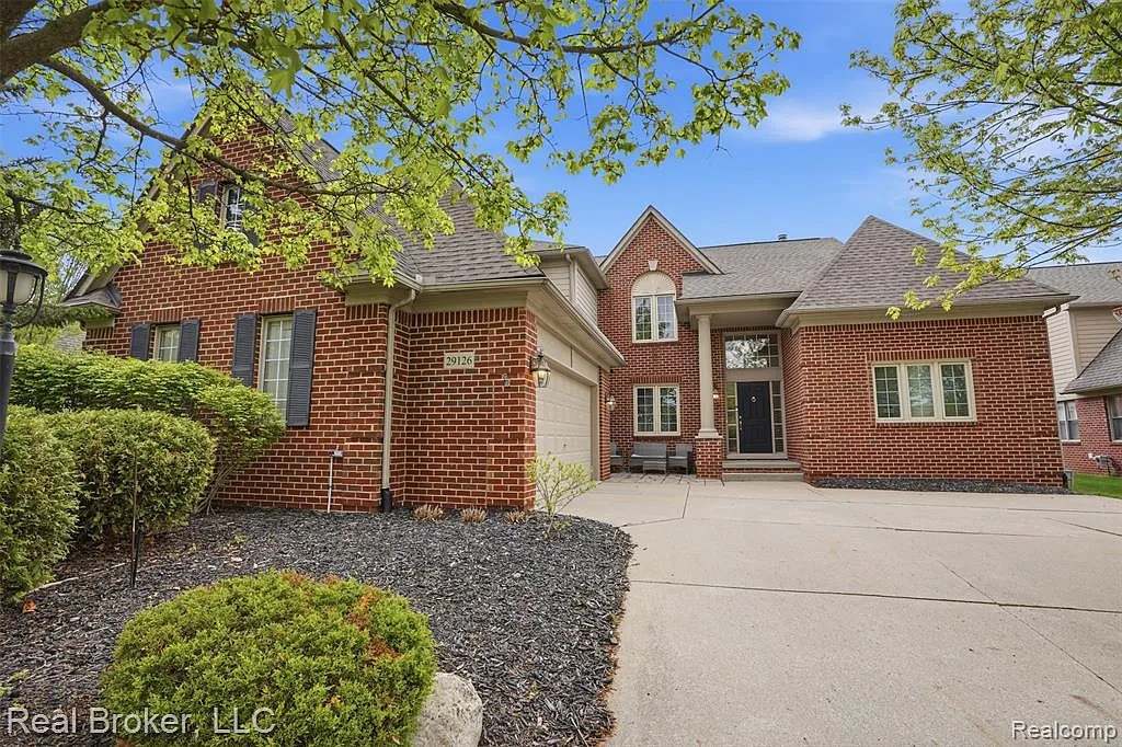 4 bed, 2.5 bath, 2829 sqft, $4,000 — Photo 1