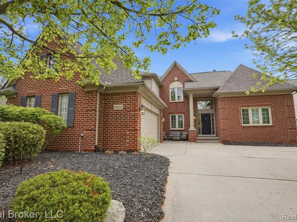 29126 Eastman Trl, Novi, MI 48377