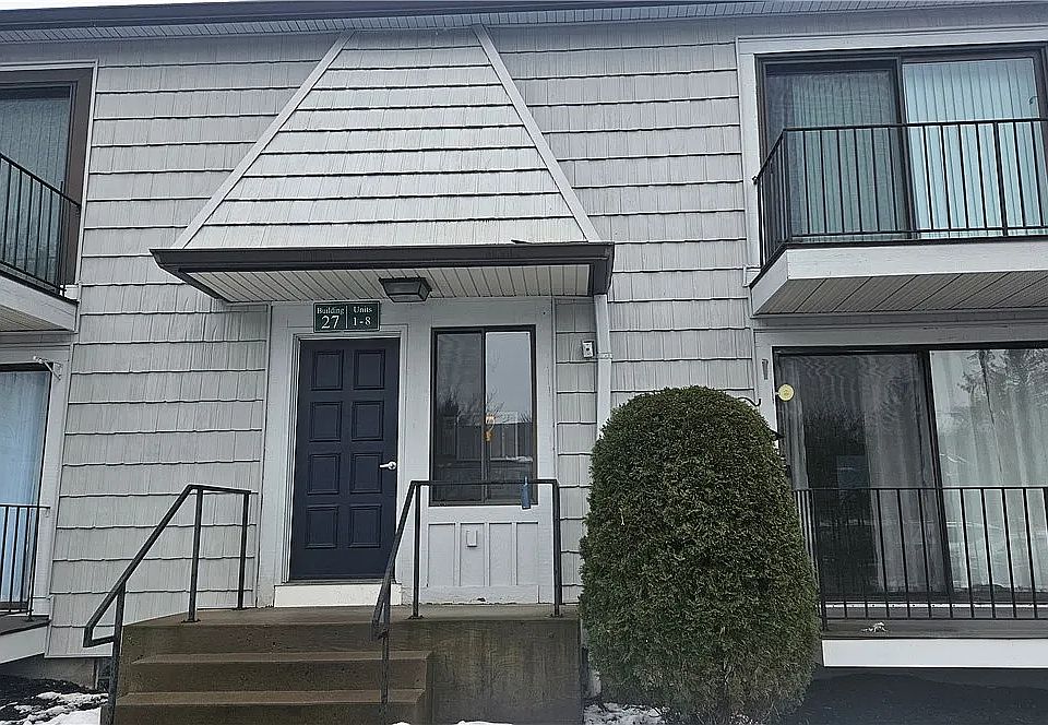 1st image of 27 Great Wood Ct #3