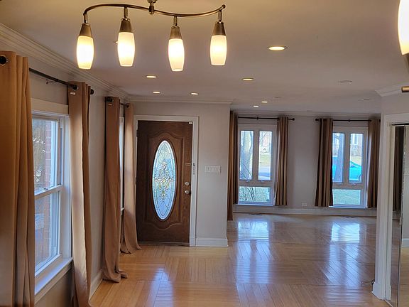 3rd image of 6450 N Trumbull Ave