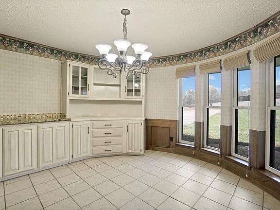 4th image of 210 Lakeview Dr