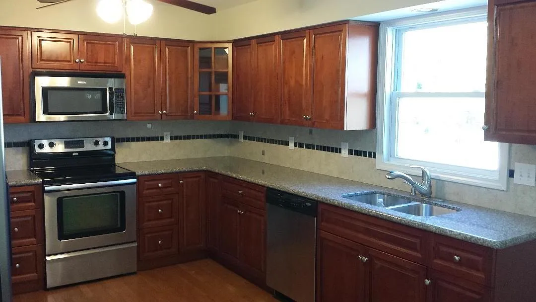 3 bed, 1350 sqft, $2,460 — Photo 3