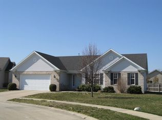 10 Ridgefield Ln, Charleston, IL 61920