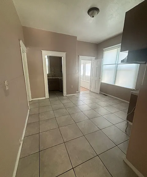 519 W Poplar St — Photo 2
