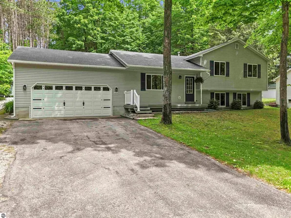 19040 Ridge View Ln, Lake Ann, MI 49650