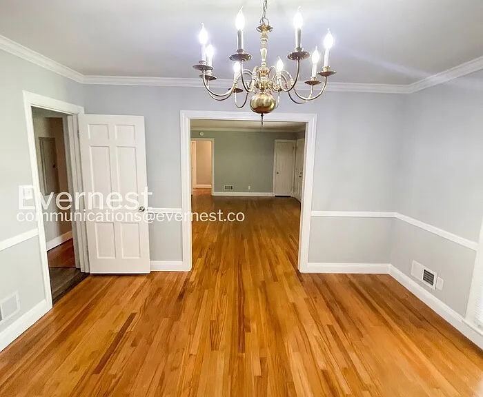 570 Hawkins Dr — Photo 10