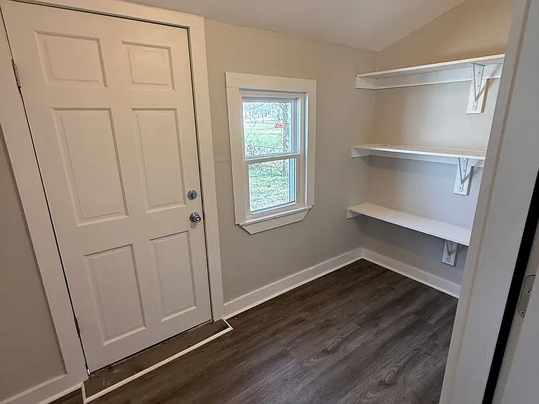 1017 W Locust St — Photo 14